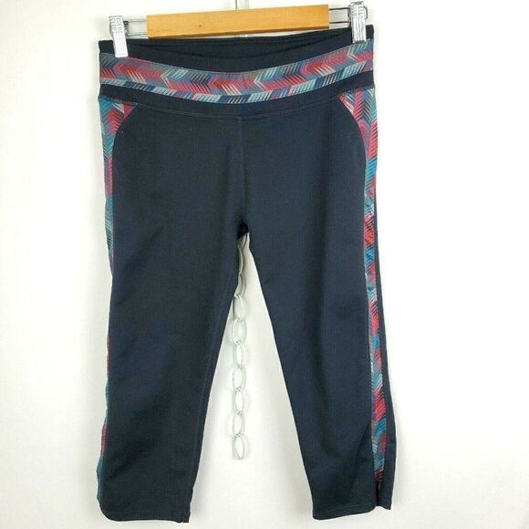 Fabletics Camacan Crop S Capri Yoga Athletic Pants Leggings Black Chevron Print - Picture 1 of 5